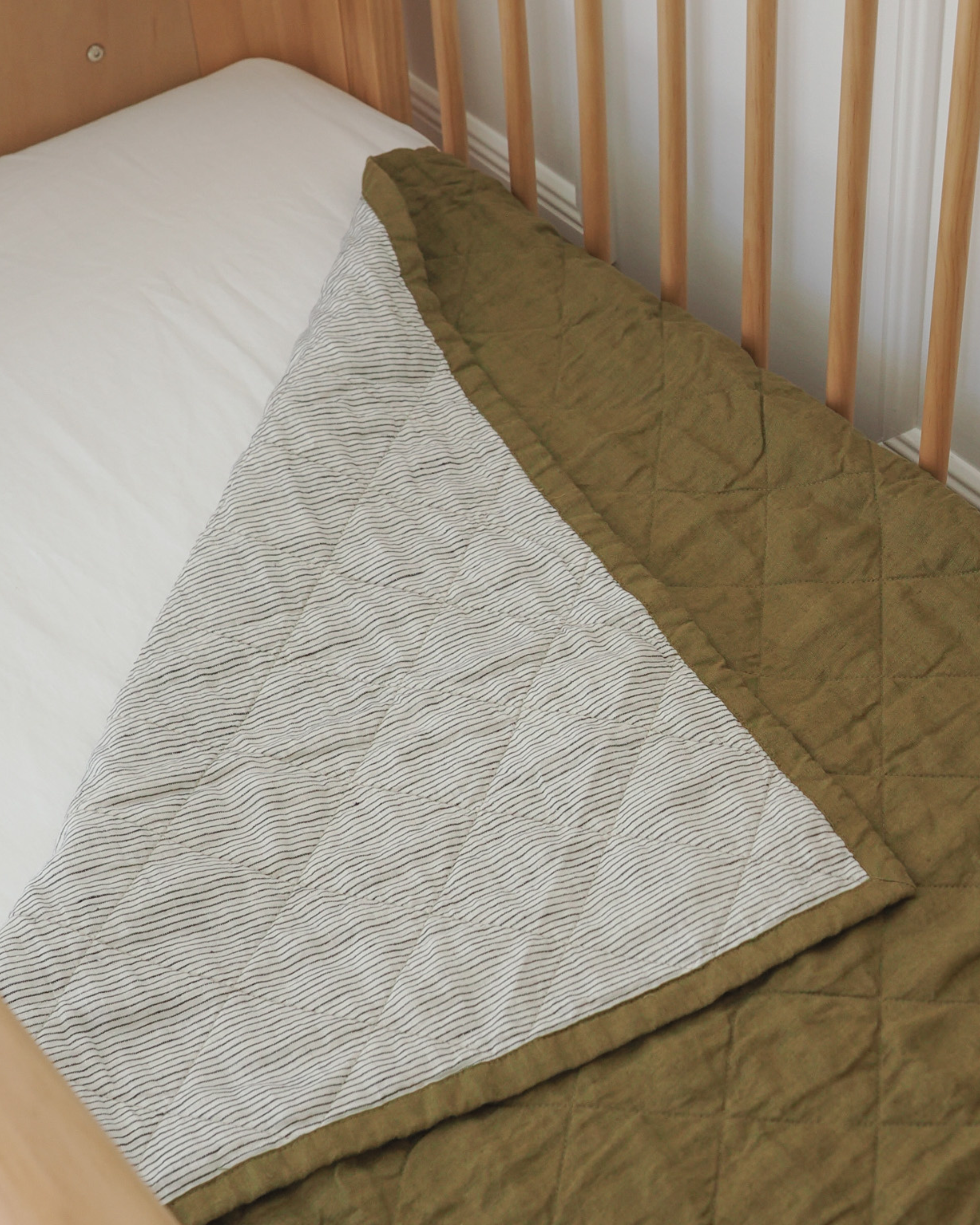 Fitted linen cot sheet for babies and toddlers