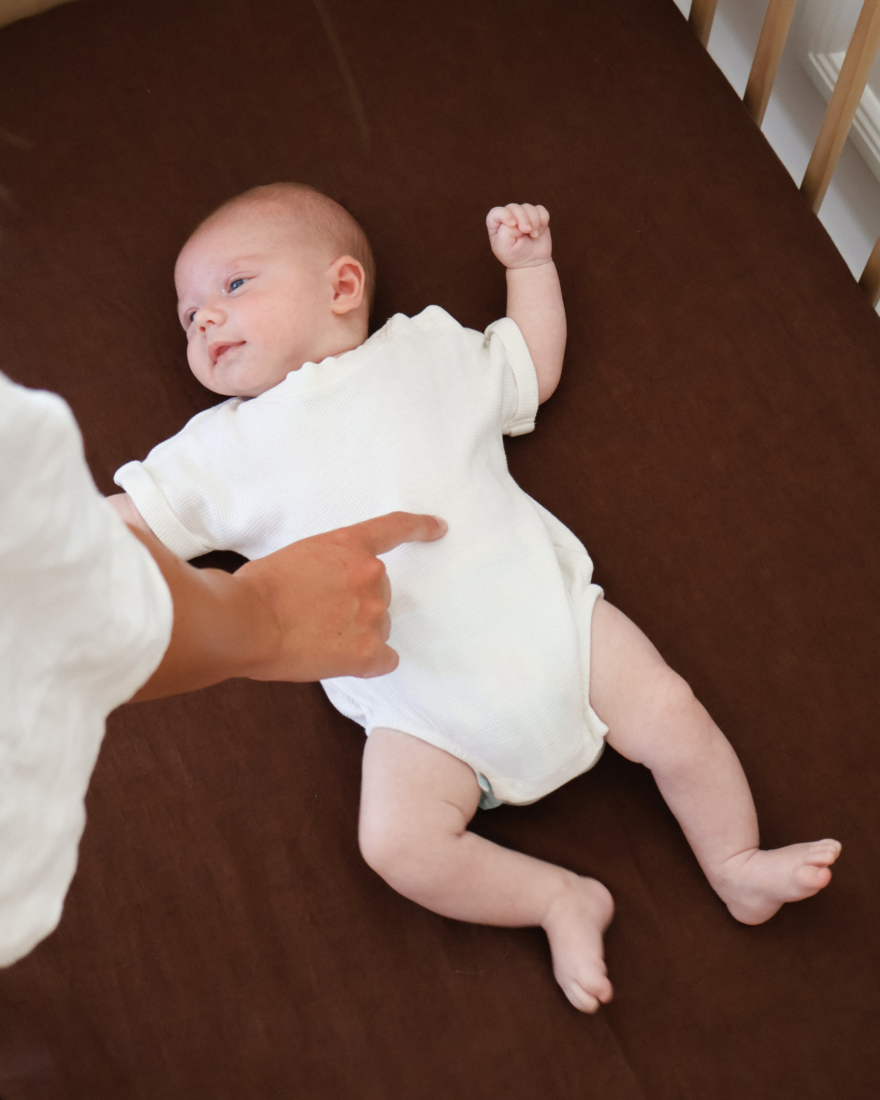 Fitted linen cot sheet for standard cot mattress