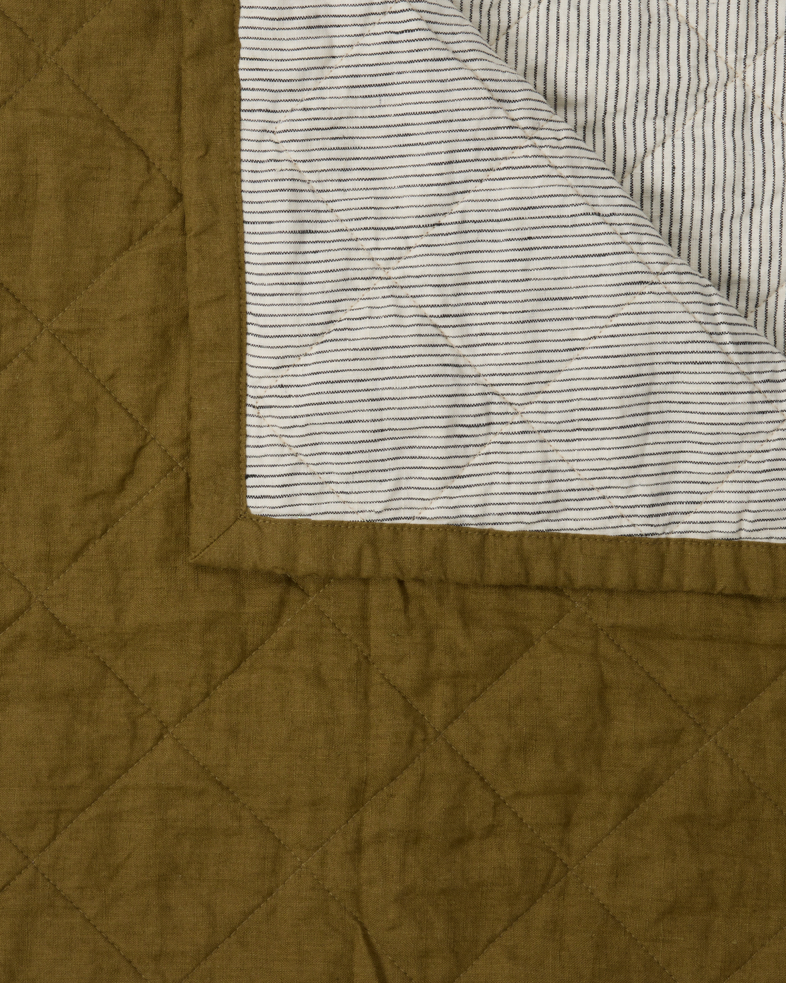 Neutral cot bedding made from 100% linen