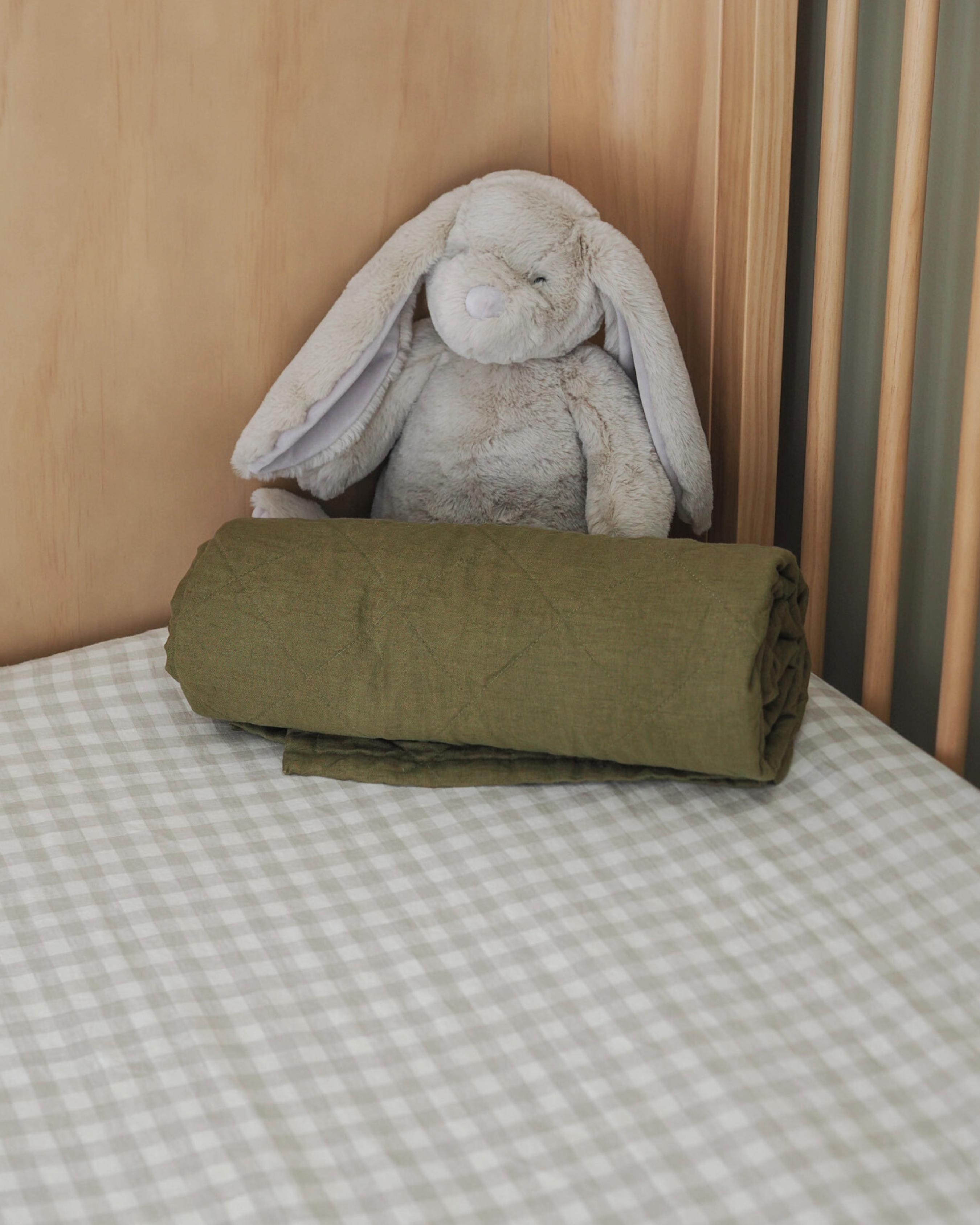 Reversible linen quilt for cot or toddler bed