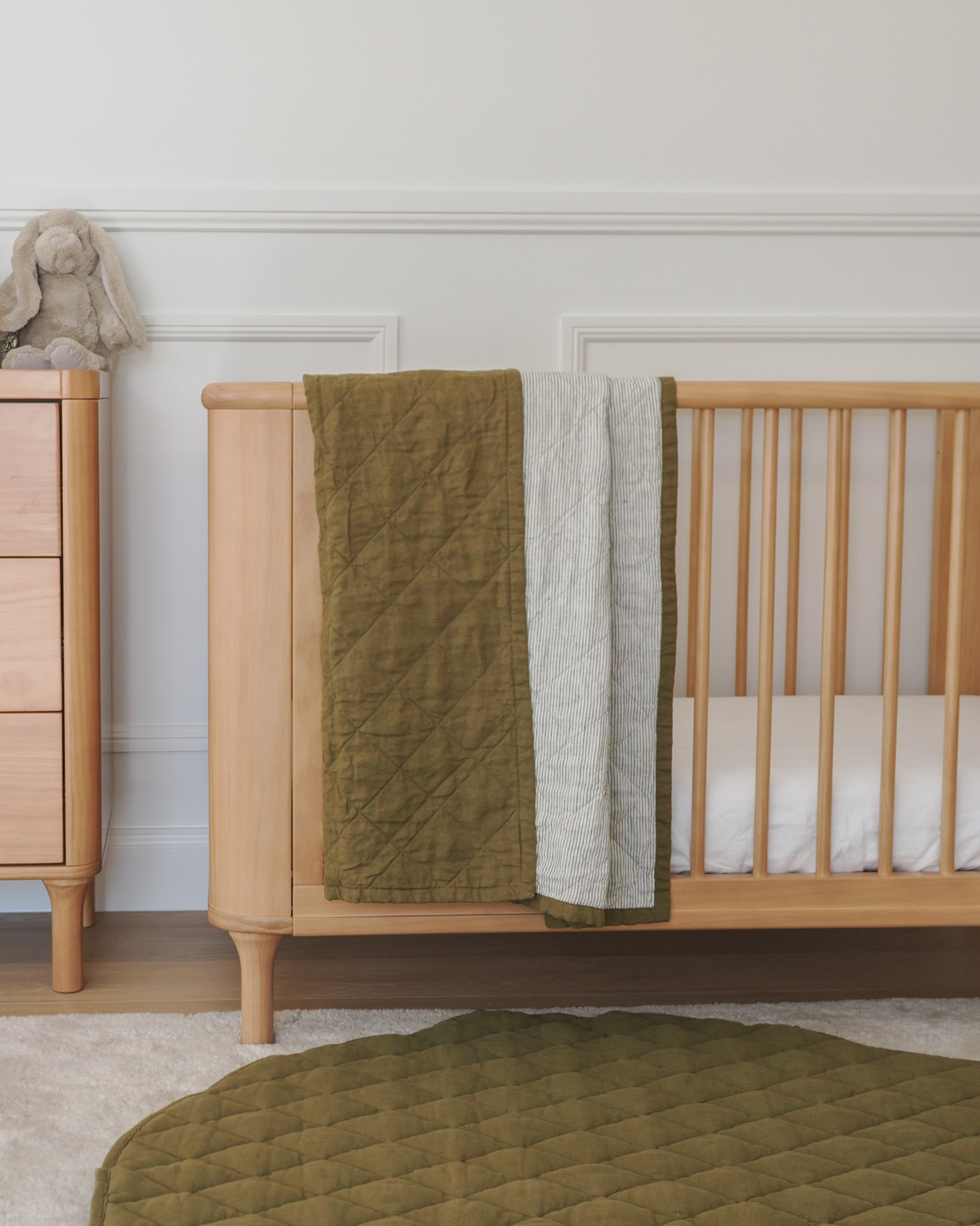 Linen cot quilt for babies and toddlers