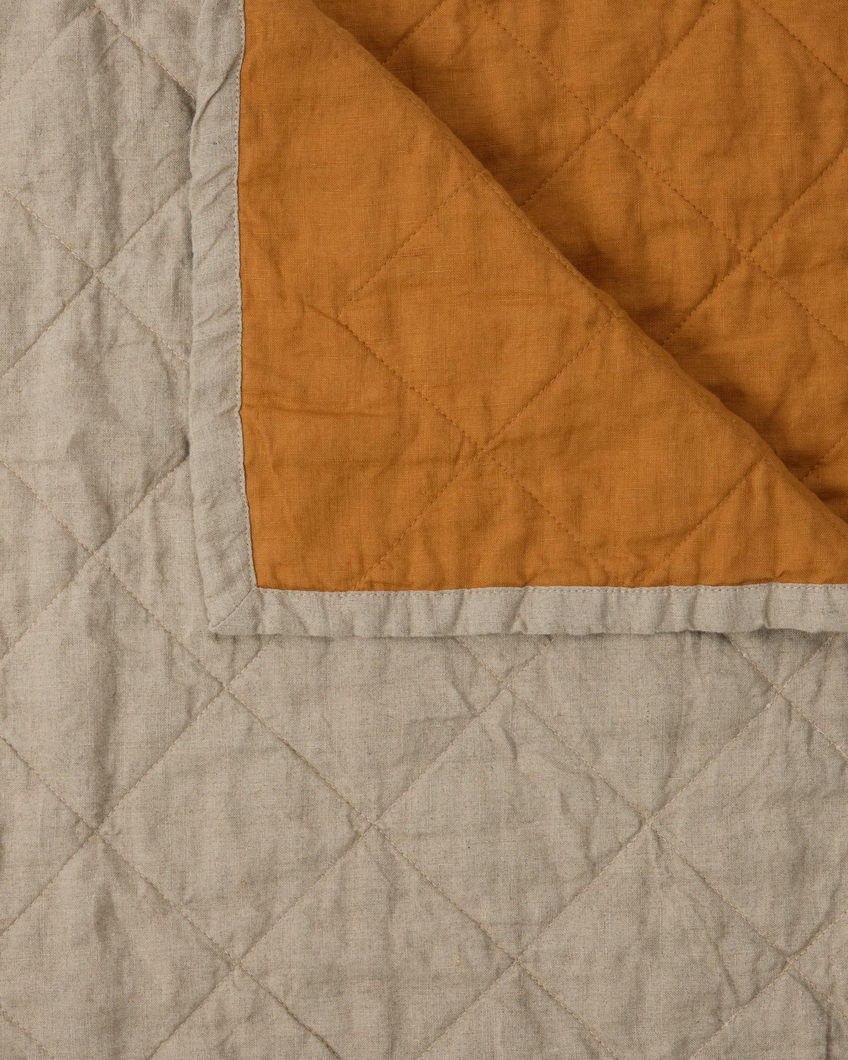 Reversible linen quilt for cot or toddler bed