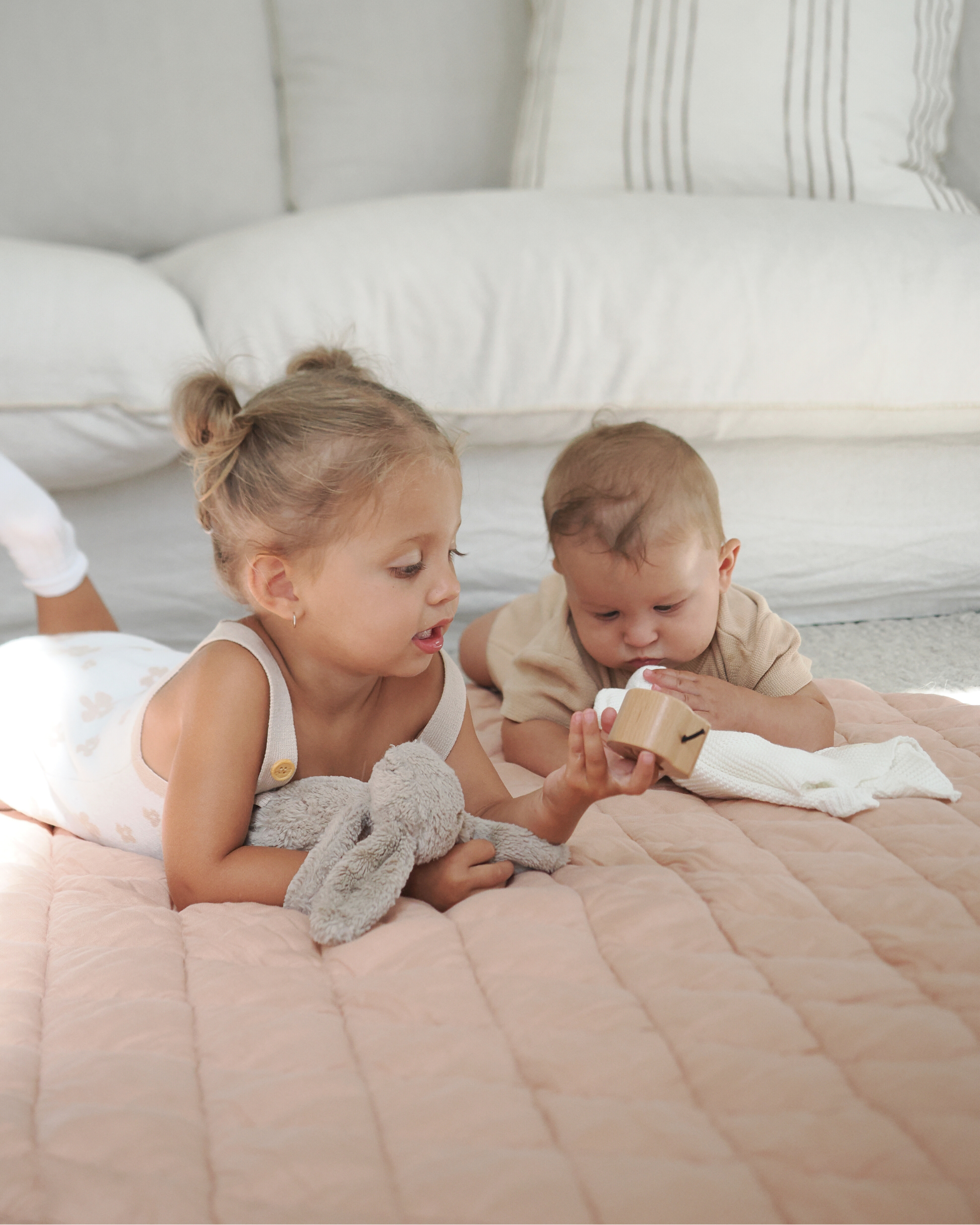 Baby playmat in natural linen with soft padding